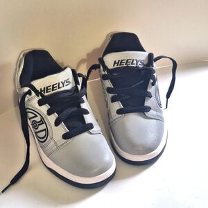 Heelys Voyager Boys Youth Size 4 Gray Silver Refleftve Skate Shoes in EUC